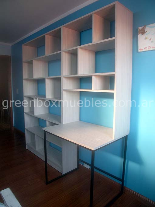 Escritorio con cajonera y alzada biblioteca
