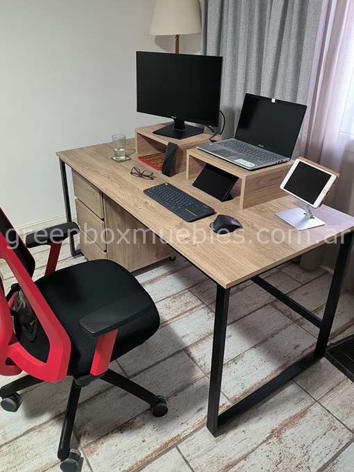 Escritorio con alzada y cajonera rodante