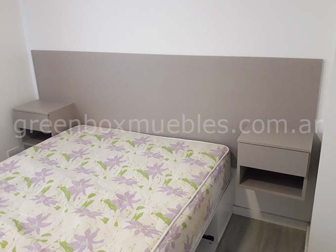 Respaldos para camas de 2 plazas,
con mesitas de luz flotantes