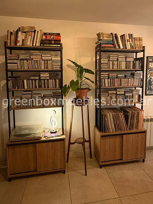 biblioteca estilo industrial en hierro melamina, módulo inferior con puertas corredizas