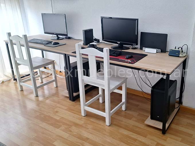 escritorio con estante para cpu abajo