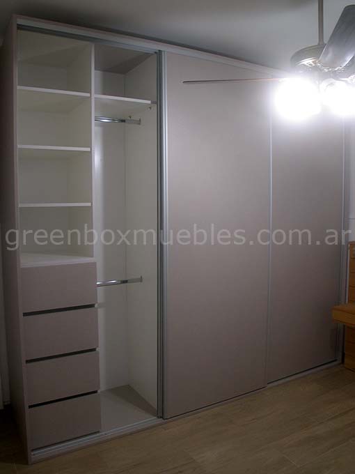 placard con 3 puertas corredizas, cajoneras, estantes, percheros, baulera, zapateros extraíbles