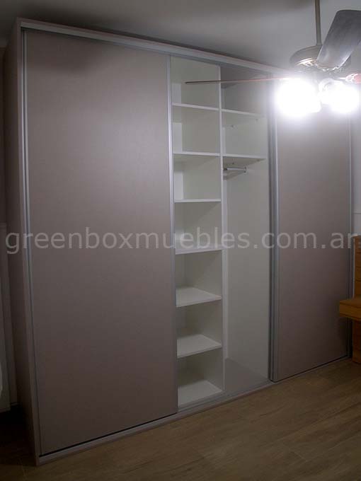 placard con 3 puertas corredizas, cajoneras, estantes, percheros, baulera, zapateros extraíbles